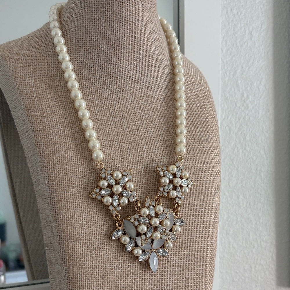 Elegant Pearl and Gold Floral Necklace